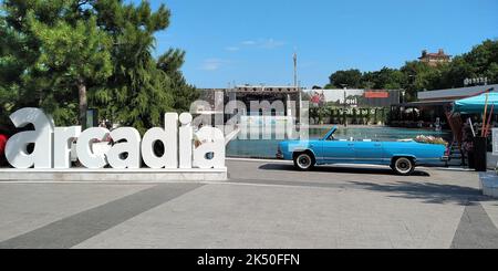 ODESSA, UCRAINA - 22 GIUGNO 2019: Questa è una rara auto retrò Chaika Phaeton GAZ 14-05 presso la piscina con una fontana nel parco sul mare di Arcadia. Foto Stock