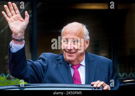 Lampeland 20221004.King Harald visita Flesberg e Lampeland. Foto: Terje Pedersen / NTB Foto Stock