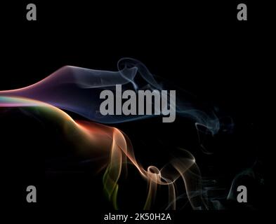 una nuvola colorata di vapore di fumo sul nero Foto Stock