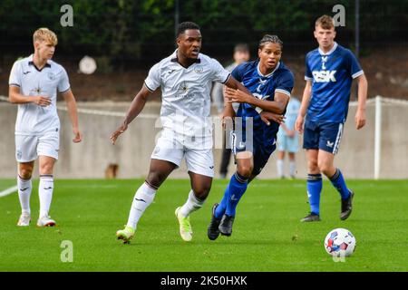 Swansea, Galles. 1 ottobre 2022. Geoffroy Bony di Swansea City sfida Henry Rylah di Charlton Athletic durante il gioco della Professional Development League tra Swansea City Under 18 e Charlton Athletic Under 18 alla Swansea City Academy di Swansea, Galles, Regno Unito, il 1 ottobre 2022. Credit: Duncan Thomas/Majestic Media. Foto Stock