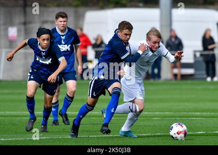 Swansea, Galles. 1 ottobre 2022. Harvey Kedwell di Charlton Athletic batte per il possesso con Daniel Watts di Swansea City durante il gioco della Professional Development League tra Swansea City Under 18 e Charlton Athletic Under 18 alla Swansea City Academy di Swansea, Galles, Regno Unito il 1 ottobre 2022. Credit: Duncan Thomas/Majestic Media. Foto Stock