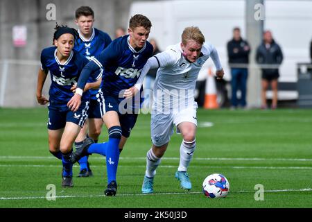 Swansea, Galles. 1 ottobre 2022. Daniel Watts di Swansea City sfida Harvey Kedwell di Charlton Athletic durante il gioco della Professional Development League tra Swansea City Under 18 e Charlton Athletic Under 18 alla Swansea City Academy di Swansea, Galles, Regno Unito, il 1 ottobre 2022. Credit: Duncan Thomas/Majestic Media. Foto Stock