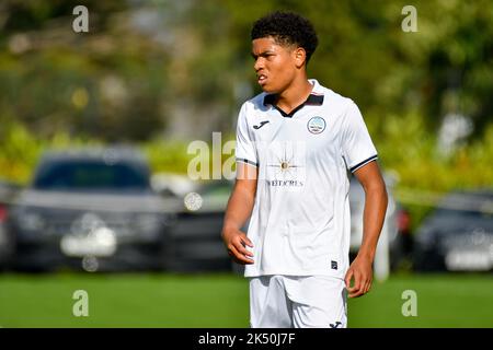 Swansea, Galles. 1 ottobre 2022. Kyrell Wilson di Swansea City durante il gioco della Professional Development League tra Swansea City Under 18 e Charlton Athletic Under 18 alla Swansea City Academy di Swansea, Galles, Regno Unito, il 1 ottobre 2022. Credit: Duncan Thomas/Majestic Media. Foto Stock