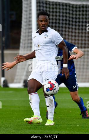 Swansea, Galles. 1 ottobre 2022. Geoffroy Bony di Swansea City tiene la palla durante il gioco della Professional Development League tra Swansea City Under 18 e Charlton Athletic Under 18 alla Swansea City Academy di Swansea, Galles, Regno Unito, il 1 ottobre 2022. Credit: Duncan Thomas/Majestic Media. Foto Stock