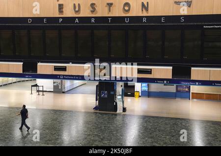 Una persona che passa davanti al bordo vuoto delle partenze alla stazione di Euston a Londra, mentre i membri del sindacato dei conducenti di Aslef e della Transport Salaried Staffs Association (TSSA) vanno in sciopero. Data immagine: Mercoledì 5 ottobre 2022. Foto Stock