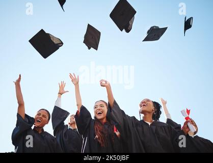 Cappellino di laurea, studente e classe laureata felice ad una cerimonia di diploma e di successo educativo. Studenti universitari o universitari e amici con Foto Stock