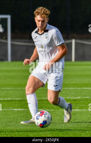 Swansea, Galles. 1 ottobre 2022. Iwan Morgan di Swansea City in azione durante il gioco della Professional Development League tra Swansea City Under 18 e Charlton Athletic Under 18 alla Swansea City Academy di Swansea, Galles, Regno Unito, il 1 ottobre 2022. Credit: Duncan Thomas/Majestic Media. Foto Stock