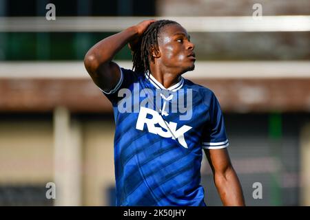 Swansea, Galles. 1 ottobre 2022. Nathan Asiimwe di Charlton Athletic durante il gioco della Professional Development League tra Swansea City Under 18 e Charlton Athletic Under 18 alla Swansea City Academy di Swansea, Galles, Regno Unito, il 1 ottobre 2022. Credit: Duncan Thomas/Majestic Media. Foto Stock