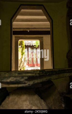 Una stanza sepolta sotto uno dei padiglioni in cima pietre nel patrimonio dell'umanità dell'UNESCO Great Wave (Canglang) Padiglione, Suzhou, Jiangsu Provincia, Cina. Foto Stock