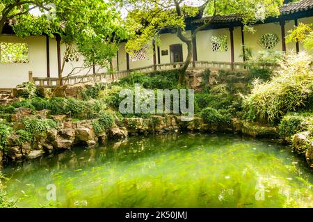 Lo stagno nel Padiglione della Grande onda (Canglang), patrimonio dell'umanità dell'UNESCO, Suzhou, Provincia di Jiangsu, Cina. Foto Stock