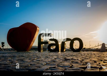 Faro, Portogallo, 2022 settembre: Vista al tramonto sul segno i Love Faro nel porto della città. Foto Stock