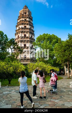 I turisti che scattano foto alla Pagoda della collina della tigre conosciuta anche come la Torre Pendente della Cina a Suzhou, provincia di Jiangsu, Cina. Foto Stock