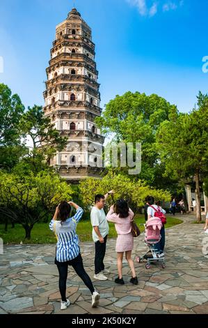 I turisti che scattano foto alla Pagoda della collina della tigre conosciuta anche come la Torre Pendente della Cina a Suzhou, provincia di Jiangsu, Cina. Foto Stock