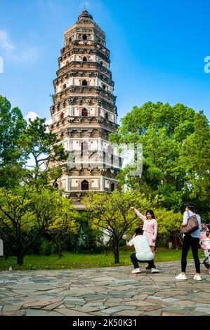 I turisti che scattano foto alla Pagoda della collina della tigre conosciuta anche come la Torre Pendente della Cina a Suzhou, provincia di Jiangsu, Cina. Foto Stock