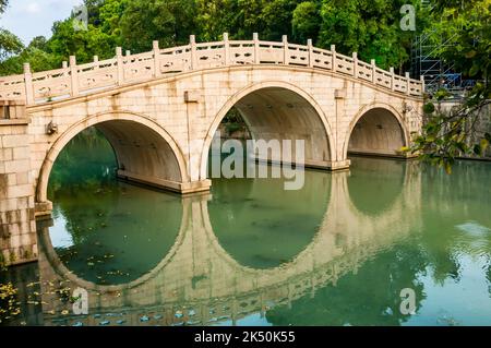 Il ponte nell'area North Gate dell'area panoramica della Pagoda di Tiger Hill, Suzhou, Provincia di Jiangsu, Cina. Foto Stock