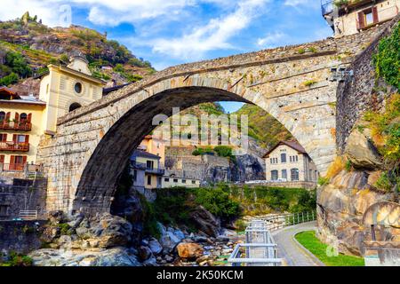 Notevole ponte dei primi Romani, costruito nel 25 a.C. Si estende attraverso le acque del torrente in rapido movimento di Lys che scorre 25 metri sotto il suo unico arco è 3 Foto Stock