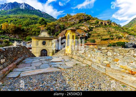 Notevole ponte dei primi Romani, costruito nel 25 a.C. Si estende attraverso le acque del torrente in rapido movimento di Lys che scorre 25 metri sotto il suo unico arco è 3 Foto Stock