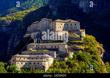 Fort Bard in una posizione imponente e con una storia risalente al 4th ° secolo. L'attuale complesso fortificato costruito nel 19th ° secolo dal ho Foto Stock