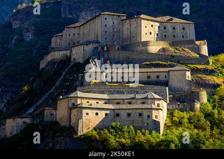 Fort Bard in una posizione imponente e con una storia risalente al 4th ° secolo. L'attuale complesso fortificato costruito nel 19th ° secolo dal ho Foto Stock