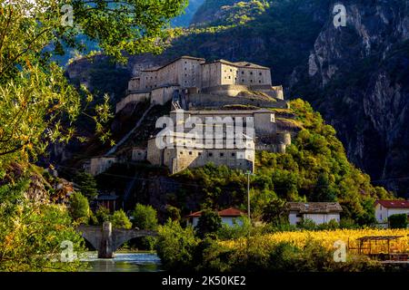 Forte Bard in una posizione imponente sopra il fondo della gola e il fiume Dora Baltea. E con una storia che risale al 4th ° secolo. Il curr Foto Stock