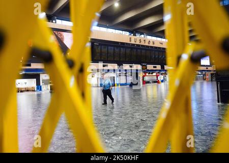 Una persona che passa davanti al bordo vuoto delle partenze alla stazione di Euston a Londra, mentre i membri del sindacato dei conducenti di Aslef e della Transport Salaried Staffs Association (TSSA) vanno in sciopero. Data immagine: Mercoledì 5 ottobre 2022. Foto Stock