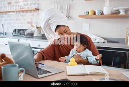 Sindrome di Down, bambino e laptop con madre che lavora in una cucina, legame e fare ricerca sullo sviluppo del bambino. Apprendimento, freelance e disabilità Foto Stock