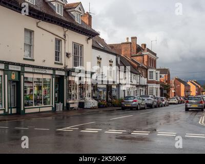 Street scene dopo la pioggia nella città di Upton Upon Severn, Worcestershire, Regno Unito Foto Stock