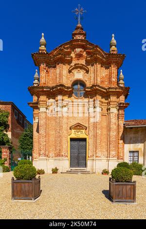 Vista frontale della Cappella della Madonna del Carmine e di San Biagio adiacente al castello. Cappella attribuita al famoso architetto Vittone e costruita in Foto Stock