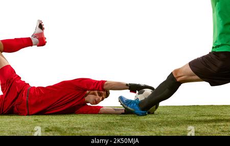 Immagine ritagliata del giocatore di calcio e portiere in azione, movimento su erba verde pavimento isolato su sfondo bianco. Foto Stock