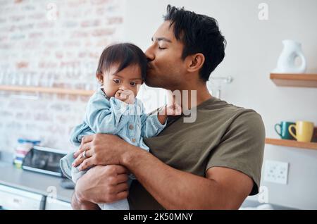 Giù sindrome del bambino che si lega con il padre nella loro casa, bacio e affetto da genitore premuroso per il bambino di bisogni speciali. Amore, famiglia e bambini con Foto Stock