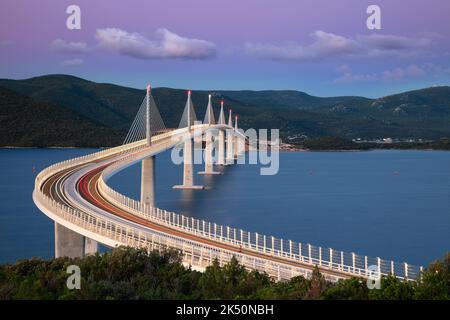 Ponte Peljesac, Croazia. Immagine di un bellissimo ponte Peljesac a più campate sul mare nella contea di Dubrovnik-Neretva, in Croazia, a sunri Foto Stock