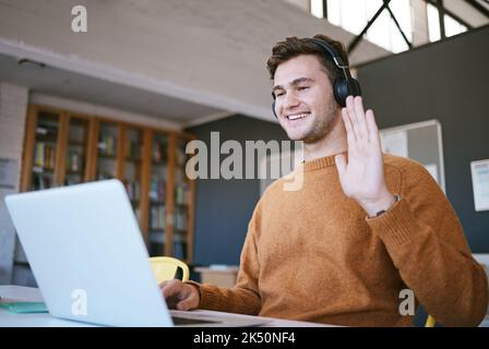 ELearning, videochiamata e studenti con notebook in classe online ciao per l'apprendimento, l'università e l'istruzione. Giovane uomo universitario in un e digitale Foto Stock