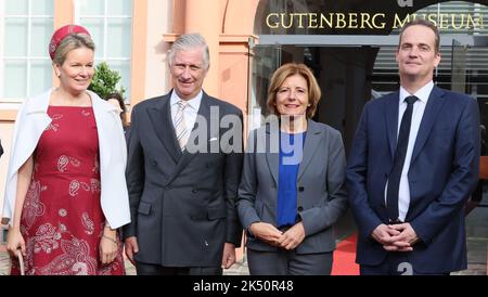 La regina Mathilde del Belgio, il re Philippe-Filip del Belgio, Marie-Louise (Malu) Dreyer e il presidente della Comunità tedesca Oliver Paasch hanno fatto una foto in visita al Museo Gutenberg, nel quadro di una visita ufficiale della coppia reale belga nella Repubblica federale di Germania e nella Renania-Palatinato, mercoledì 05 ottobre 2022, A Magonza. BELGA FOTO BENOIT DOPPAGNE Foto Stock