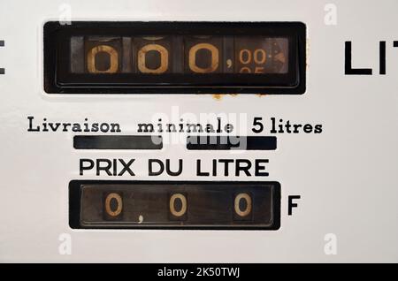 Vecchia pompa a benzina o pompa a benzina che mostra i prezzi di benzina o benzina come zero per la benzina in litri e franchi francesi Foto Stock