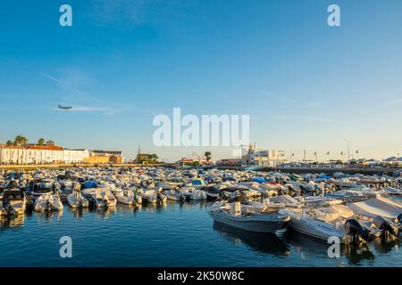 Faro, Portogallo, 2022 settembre: Porto di Faro e Marina in Algarve, Portogallo Foto Stock