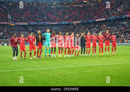 Monaco, Germania. 04th Ott 2022. La squadra FCB festeggia con i tifosi dopo la partita FC BAYERN MUENCHEN - FC VIKTORIA PILSEN di calcio UEFA Champions League, fase di gruppo, gruppo C, giorno della partita, nella stagione 2022/2023 a Monaco di Baviera, 4 ottobre 2022. Gruppenphase, FCB Credit: Peter Schatz/Alamy Live News Foto Stock