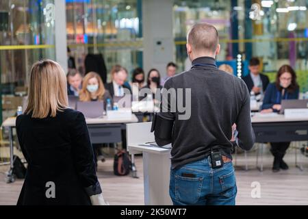 Anonimo uomo e donna che parlano durante un incontro d'affari con i colleghi Foto Stock