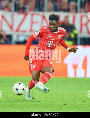 Monaco, Germania. 04th Ott 2022. Alphonso DAVIES, FCB 19 nella partita FC BAYERN MUENCHEN - FC VIKTORIA PILSEN 5-0 di calcio UEFA Champions League, fase di gruppo, gruppo C, giorno della partita, nella stagione 2022/2023 a Monaco, 4 ottobre 2022. Gruppenphase, FCB Credit: Peter Schatz/Alamy Live News Foto Stock