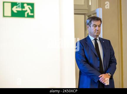 05 ottobre 2022, Baviera, Würzburg: Markus Söder, primo ministro della Baviera, attende nel parlamento di Stato bavarese di firmare il libro delle condoglianze per l'ex presidente del parlamento di Stato Barbara Stamm (CSU). Stamm morì mercoledì a Würzburg all'età di 77 anni. Foto: Peter Kneffel/dpa Foto Stock