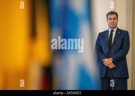 05 ottobre 2022, Baviera, Würzburg: Markus Söder, primo ministro della Baviera, attende nel parlamento di Stato bavarese di firmare il libro delle condoglianze per l'ex presidente del parlamento di Stato Barbara Stamm (CSU). Stamm morì mercoledì a Würzburg all'età di 77 anni. Foto: Peter Kneffel/dpa Foto Stock