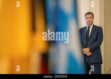 05 ottobre 2022, Baviera, Würzburg: Markus Söder, primo ministro della Baviera, attende nel parlamento di Stato bavarese di firmare il libro delle condoglianze per l'ex presidente del parlamento di Stato Barbara Stamm (CSU). Stamm morì mercoledì a Würzburg all'età di 77 anni. Foto: Peter Kneffel/dpa Foto Stock