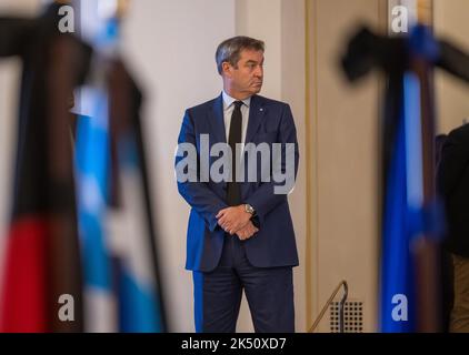 05 ottobre 2022, Baviera, Würzburg: Markus Söder, primo ministro della Baviera, attende nel parlamento di Stato bavarese di firmare il libro delle condoglianze per l'ex presidente del parlamento di Stato Barbara Stamm (CSU). Stamm morì mercoledì a Würzburg all'età di 77 anni. Foto: Peter Kneffel/dpa Foto Stock