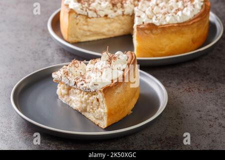 Rijstevlaai una torta di riso, qualcosa che appare in cucina olandese e tedesca primo piano in un piatto sul tavolo. Orizzontale Foto Stock