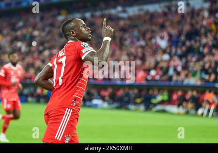 Monaco, Germania. 04th Ott 2022. Sadio Mane (FCB 17) segna, spara gol, Tor, Treffer, Torschuss, 3-0, celebra il suo obiettivo, felice, ridere, celebrazione, Nella partita FC BAYERN MUENCHEN - FC VIKTORIA PILSEN 5-0 di calcio UEFA Champions League, fase di gruppo, gruppo C, giorno della partita, nella stagione 2022/2023 a Monaco, 4 ottobre 2022. Gruppenphase, FCB Credit: Peter Schatz/Alamy Live News Foto Stock