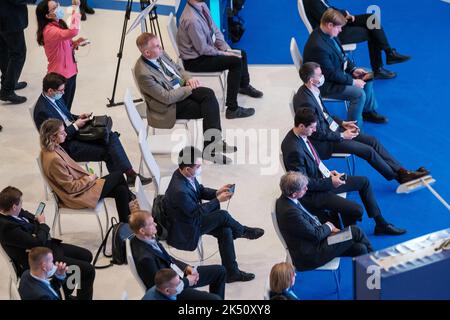 Uomini d'affari seduti sulle sedie dell'auditorium Foto Stock