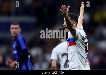 Milano, Italia. 04th Ott 2022. Robert Lewandowski del FC Barcelona gesta durante la partita della UEFA Champions League Group C tra FC Internazionale e FC Barcelona allo Stadio Giuseppe Meazza il 4 ottobre 2022 a Milano Italia . Credit: Marco Canoniero/Alamy Live News Foto Stock