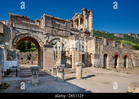 Tre archi a Tetragonos Agora (mercato quadrato) o Agora commerciale, sito archeologico di Efeso, Selcuk, Turchia Foto Stock