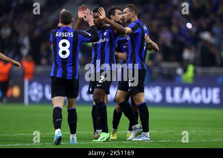 Milano, Italia. 04th Ott 2022. I giocatori del FC Internazionale festeggiano dopo aver vinto la partita UEFA Champions League Group C tra FC Internazionale e FC Barcelona allo Stadio Giuseppe Meazza il 4 ottobre 2022 a Milano Italia . Credit: Marco Canoniero/Alamy Live News Foto Stock