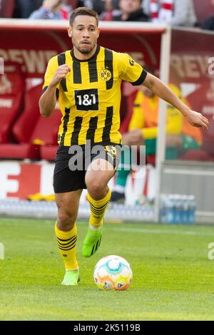 Raphael Guerreiro (BVB) , Bundesliga Matchday 8, 1. FC Colonia vs Borussia Dortmund, Colonia, Germania, 01.10.2022. LE NORMATIVE DFL VIETANO QUALSIASI UTILIZZO DI Foto Stock