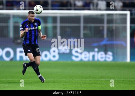 Milano, Italia. 04th Ott 2022. Lo Skriniar di Milano del FC Internazionale si occupa della partita UEFA Champions League Group C tra FC Internazionale e FC Barcelona allo Stadio Giuseppe Meazza il 4 ottobre 2022 a Milano Italia . Credit: Marco Canoniero/Alamy Live News Foto Stock